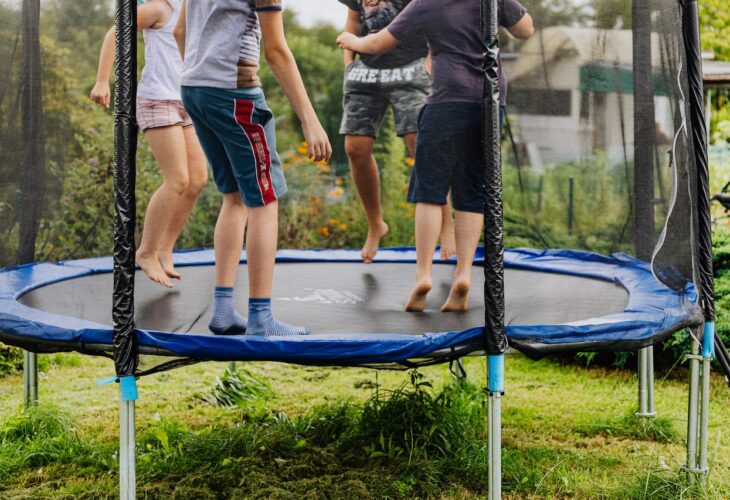 Beneficiile surprinzătoare ale săritului pe trambulină pentru copii
