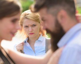 Identifică o relație emoțional abuzivă